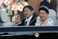 Naik Toyota Century Atap Terbuka, Kaisar Jepang Sapa Warga