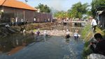 Penuh Sampah, Warga Gotong-royong Bersihkan Sungai Ledeng