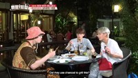 Foto: IstimewaMember dari boygroup Seventeen dalam variety show Battle Trip menikmati sate ayam di salah satu restoran yang ada di Yogyakarta.