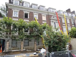 Mengintip Renovasi Rumah Orang Terkaya yang Kamar Mandinya 25