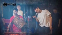 Foto: IstimewaPark Bo Gum beberapa tahun lalu sempat datang ke Indonesia, bahkan ia menikmati sate ayam lho!