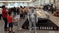 Di dalam (JEC) ada sekitar 100 mobil, di mana 80 mobil dikonteskan dan 20 mobil di-display, kalau yang di luar (JEC) lebih banyak. Untuk mobil VW yang paling tua seperti (keluaran) tahun 50-an ada, dan yang keluaran baru juga ada Foto: Pradito Rida Pertana/detikcom