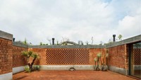 Berlokasi di Valle de Bravo, rumah seluas 2.100 kaki persegi ini dirancang untuk menyatu dengan lingkungannya.