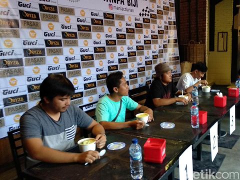 Seru dan Asyik! Lomba Makan Durian di Pasar Cisangkuy Bandung