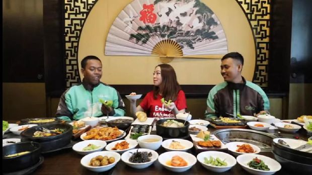 Kocak! Begini Reaksi Driver Ojol Saat Pertama Kali Cicip Makanan Korea