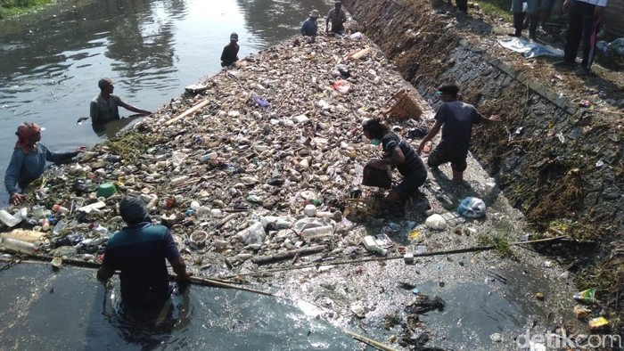 Hore, Sungai Ledeng yang Penuh Sampah dan Limbah Akhirnya Dibersihkan
