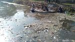Penuh Sampah, Warga Gotong-royong Bersihkan Sungai Ledeng