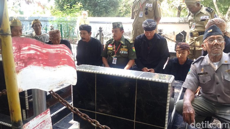 Sedulur Sikep Ziarah ke Makam Sosrokartono di Kudus Sedulur Sikep Ziarah ke Makam Sosrokartono di Kudus
