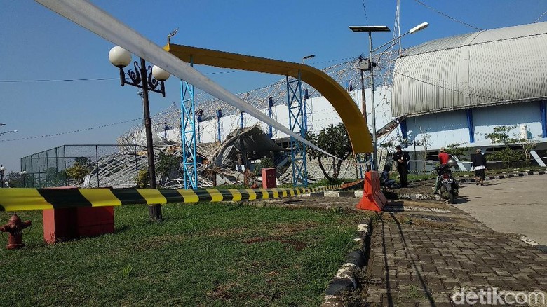 Warga Berolahraga di SOR Arcamanik Dilarang Dekati Reruntuhan Stadion Warga Berolahraga di SOR Arcamanik Dilarang Dekati Reruntuhan Stadion