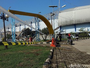 Warga Berolahraga di SOR Arcamanik Dilarang Dekati Reruntuhan Stadion