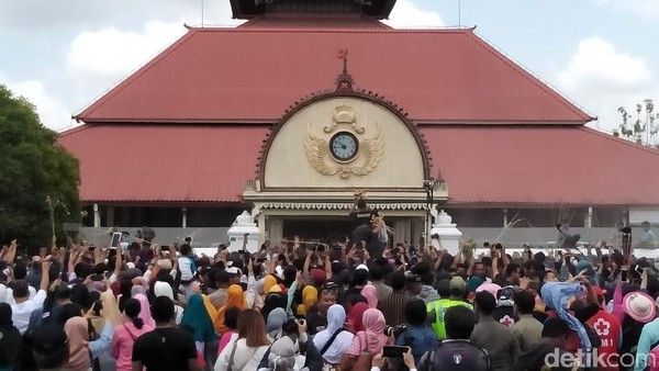 Pindah ke Yogyakarta, agaknya Kota Pelajar ini tidak pernah surut dikunjungi wisatawan. Alun-alun Keraton pun jadi favorit untuk menyaksikan momen Tahun Baru (Misericordias Domini/detikcom)