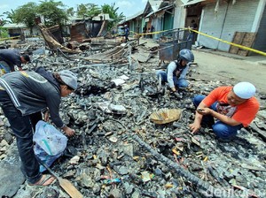 Pedagang Pasar Pelita Sukabumi Pungut Barang Tersisa di Area Kebakaran