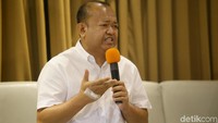 Saat Rio selesai mengatakan kalimat tersebut, Ketua Fraksi NasDem DPR Ahmad Ali masuk ke ruangan konferensi pers dan melakukan interupsi. Ali menyebut-nyebut nama Rio. Namun, Rio tampak tak menggubris interupsi tersebut dan meneruskan keterangan persnya. Ali, yang tak digubris Rio, lalu keluar dan meninggalkan ruangan. 