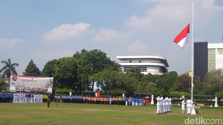 Upacara Hari Pahlawan di Surabaya Berlangsung Khidmat, Ini Pesan Khofifah Upacara Hari Pahlawan di Surabaya Berlangsung Khidmat, Ini Pesan Khofifah
