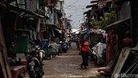 Deretan rumah di kawasan tersebut nampak berdiri berhimpitan satu sama lainnya. Tak sedikit pula rumah warga yang dibangun semi permanen di kawasan itu.