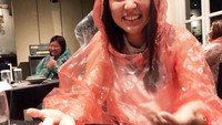 Mampir ke restoran Naamaz Dining, Aida pakai jas hujan untuk menikmati berbagai kreasi makanan yang unik dan karena di sana. Foto: Instagram @aimutz