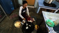 Perjalanan Suryati dalam merintis usaha pembuatan kerupuk ini tak selalu mudah. Suryati bercerita, dahulu saat listrik belum mengalir selama 24 jam, ia harus menunggu selama beberapa hari agar kerupuknya keras dan dapat dijual. Pasalnya usaha pembuatan kerupuk milik Suryati ini amat bergantung dengan listrik, khususnya di proses pendinginan bahan baku setelah dikukus.