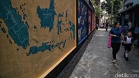 Ada juga peta Indonesia.