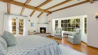 Kamar tidur utama dilengkapi kamar mandi, perapian hingga ruanganya yang berfungsi sebagai lemari. Eric Foote, Elevated Horizon/CNBC.Com.