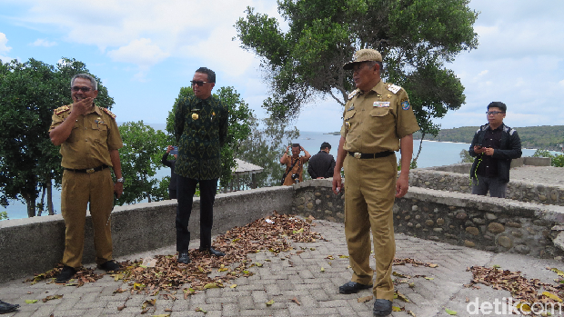  Gubernur Sulawesi Selatan (Sulsel) Nurdin Abdullah meninjau pembangunan kawasan wisata di Bira, Bulukumba