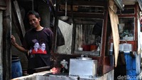 Warga yang tinggal di kawasan ini kebanyakan mencari nafkah sebagai pedagang maupun pengamen.