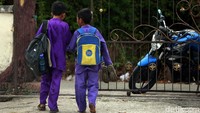 Tak hanya memudahkan akses belajar anak-anak di sekolah, mengalirnya listrik selama 24 jam di Pulau Buru, Kabupaten Karimun, Kepulauan Riau, ini membuat anak-anak di sana tak perlu khawatir atau kesulitan untuk belajar dan mengerjakan tugas di malam hari.