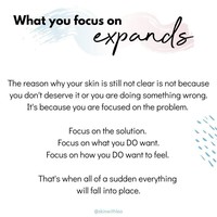 Hal lain yang menurutnya bisa membuat kulit lebih bersih tanpa produk adalah memaafkan, menjalani hidup tanpa beban, hingga menghindari kalimat-kalimat negatif. Foto: Instagram @skinwithlea