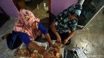 Geliat Pembuatan Oleh-oleh di Perbatasan RI
