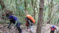 Saat mendaki gunung, Nenek Yuni pun ditemani anak-anaknya (Istimewa)