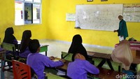 SDN 009 Buru diketahui telah berdiri sejak tahun 1993. Sekolah ini pun menjadi salah satu sekolah tempat anak-anak di pulau terdepan RI tersebut menuntut ilmu.
