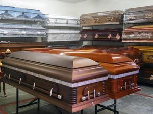 Peti Jenazah hingga Telanjang, Ini Hal Aneh yang Dilihat Pelayan Resto Drive Thru