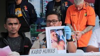 Polda Metro Jaya membekuk dua orang WNA asal Rumania. Salah satunya terpaksa ditembak petugas karena melawan saat hendak ditangkap.