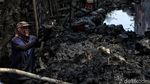 Pasukan Biru Nyemplung ke Got Hitam untuk Bersihkan Lumpur
