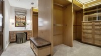 Ini tampilan ruangan yang dijadikan lemari pakaian alias walk in closet. Eric Foote, Elevated Horizon/CNBC.Com.