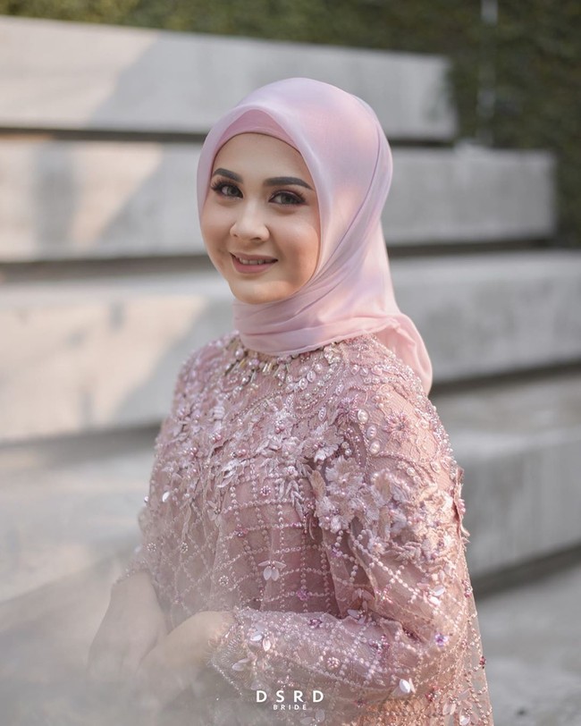 Kesha Ratuliu pertama kali terlihat memakai hijab saat menggelar acara lamaran dengan pria pilihannya, Adhi Permana pada November 2019. Melalui akun Youtube tunangannya Adhi Permana, Kesha mengaku ingin membuat kejutan untuk sang calon suami tercinta, karena salah satu syarat jika ingin menjadi istrinya harus memakai hijab. Meski demikian Kesha menegaskan memakai hijab adalah keinginan dari dalam dirinya sendiri. Foto: instagram @dsrdbride