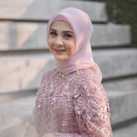 Kesha Ratuliu pertama kali terlihat memakai hijab saat menggelar acara lamaran dengan pria pilihannya, Adhi Permana pada November 2019. Melalui akun Youtube tunangannya Adhi Permana, Kesha mengaku ingin membuat kejutan untuk sang calon suami tercinta, karena salah satu syarat jika ingin menjadi istrinya harus memakai hijab. Meski demikian Kesha menegaskan memakai hijab adalah keinginan dari dalam dirinya sendiri. Foto: instagram @dsrdbride
