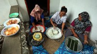 Usaha membuat kerupuk ini sudah dilakoni Suryati sejak tahun 2012.