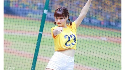 Kepincut Pesona Cheerleader Cantik yang Viral Dijuluki Bidadari Stadion