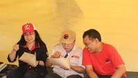 Momen ini saat Ribka Tjiptaning makan nasi bungkus ketika berada diposko bantuan bencana. Ada yang ngintip tempe orek di makanan saya. #nasibungkus, tulis Ripta Tjiptaning dalam caption. Foto: Instagram @Ribkatjiptaning