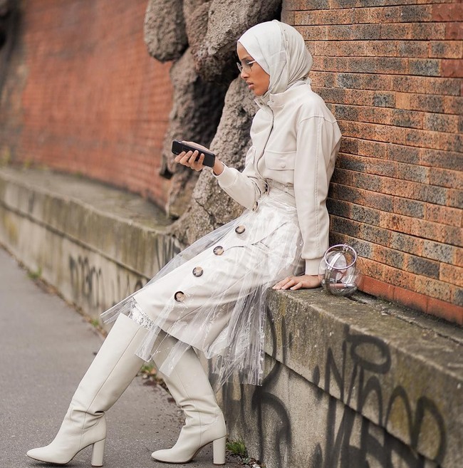 Sebelum dikenal sebagai model, model 27 tahun ini adalah seorang petugas kesehatan profesional yang bekerja khusus menangani anak autis. Foto: instagram @rawdis