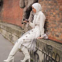 Sebelum dikenal sebagai model, model 27 tahun ini adalah seorang petugas kesehatan profesional yang bekerja khusus menangani anak autis. Foto: instagram @rawdis