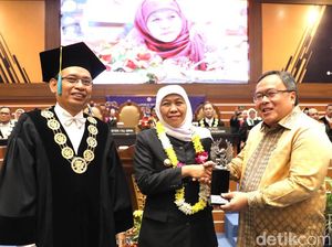 Gubernur Khofifah Raih Penghargaan Alumni Berprestasi Unair