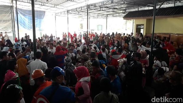 Para siswa SDN Gentong dihibur super hero/