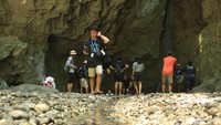 Ketika detikcom datang, tak sedikit wisatawan yang membasahi diri dengan melompat ke dalamnya. Rasanya sulit juga menolak kesegaran air di kolam tersebut (Randy/detikcom)