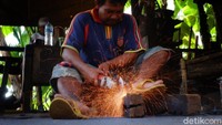 Sedangkan harga produksinya, ia menyebutkan untuk cangkul antara Rp 400 ribu hingga Rp 500 ribu untuk kualitas bagus.
