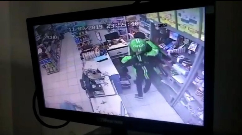 Terekam CCTV, Pria Berjaket Ojol Rampok Minimarket di Ciledug Diburu Polisi Terekam CCTV, Pria Berjaket Ojol Rampok Minimarket di Ciledug Diburu Polisi