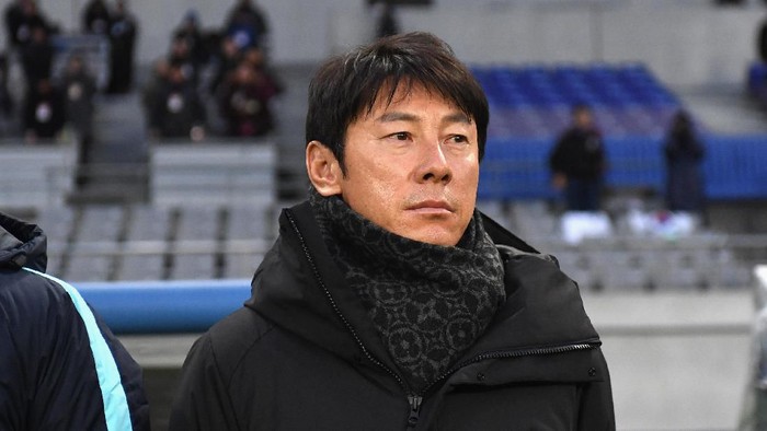 CHOFU, JAPAN - DECEMBER 12: Head coach Shin Tae-Yong of South Korea looks on prior to the EAFF E-1 Mens Football Championship between North Korea and South Korea at Ajinomoto Stadium on December 12, 2017 in Chofu, Tokyo, Japan. (Photo by Masashi Hara/Getty Images)