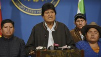 Morales yang memimpin Bolivia selama nyaris 14 tahun terakhir, mengumumkan pengunduran diri mendadak pada Minggu (10/11) waktu setempat. Pengunduran diri itu diumumkan menyusul unjuk rasa besar-besaran setelah Morales dinyatakan sebagai pemenang pemilu 20 Oktober lalu yang memberikannya periode keempat sebagai Presiden Bolivia. Rival-rival politik Morales menuduh hasil pemilu itu penuh kecurangan. Foto: Enzo De Luca/Agencia Boliviana de Informacion via AP