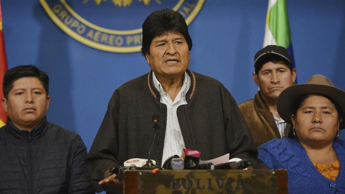 In this photo provided by the Agencia Boliviana de Informacion, Bolivian President Evo Morales speaks from the presidential hangar in El Alto, Bolivia, Sunday, Nov. 10, 2019. Bolivias military chief Gen. Williams Kaliman said that President Evo Morales should resign so that stability can be restored after weeks of protests over his disputed election. He stepped in after Morales agreed earlier in the day to hold a new election. (Enzo De Luca/Agencia Boliviana de Informacion via AP)