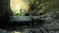 Pastikan kamu memakai sandal gunung atau alas sandal yang nyaman saat trekking di sini ya (Randy/detikcom)